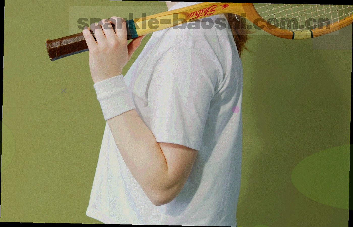 左右两版结构并排对照，琥珀金标注差异位置，画面不含真实文本内容